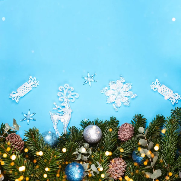 Mavi arkaplanda çam ağaçlarının sıraları