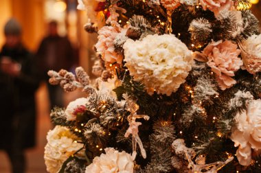 Güzel dekore edilmiş Noel ağacı