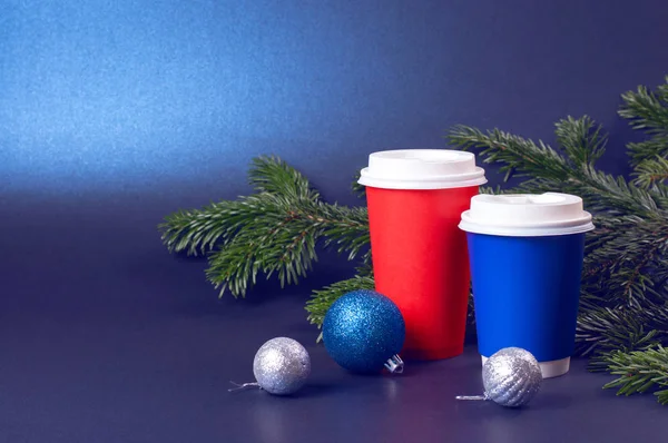 Tomma blå och röda att gå kaffekoppar — Stockfoto