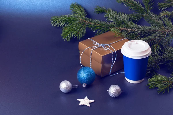 Noel süslemeli boş mavi kahve fincanı.