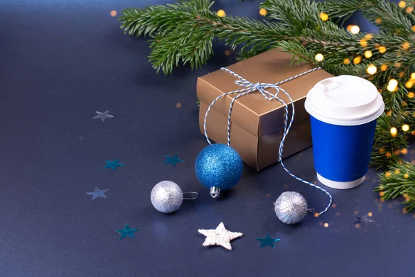 Pusty niebieski na wynos filiżanka kawy z dekoracjami świątecznymi — Zdjęcie stockowe