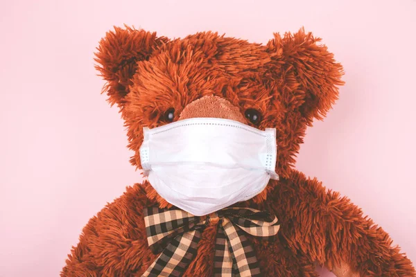 Tıbbi maskeli oyuncak ayı.