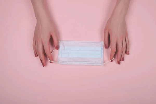 Kadının yüzü maske takıyor.