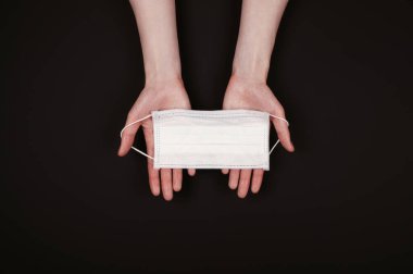 Kadının yüzü maske takıyor.