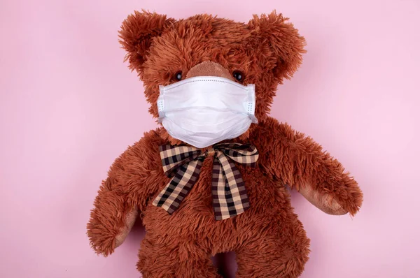 Osito de peluche con máscara médica — Foto de Stock