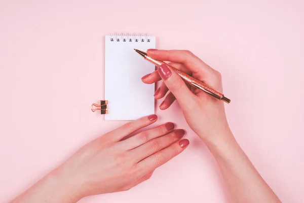 Manikürlü kadın elleri