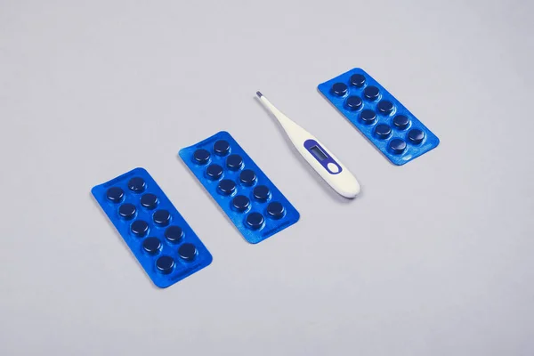 Gri masada haplar ve termometre.