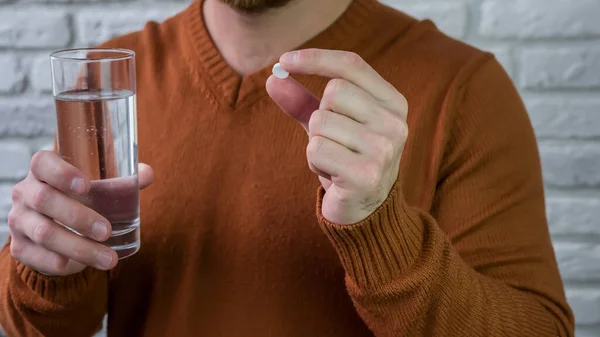 Мужчина Принимает Лекарства Стаканом Воды Белая Таблетка Молодой Мужской Руке — стоковое фото