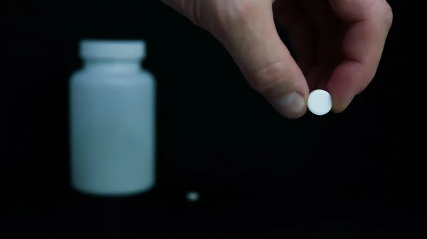 Közelkép Egy Fehér Tabletta Egy Férfi Kezében Vitaminokat Szed Immunitás — Stock Fotó
