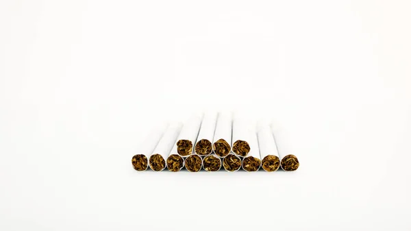 白色背景下的普通香烟 香烟金字塔 — 图库照片