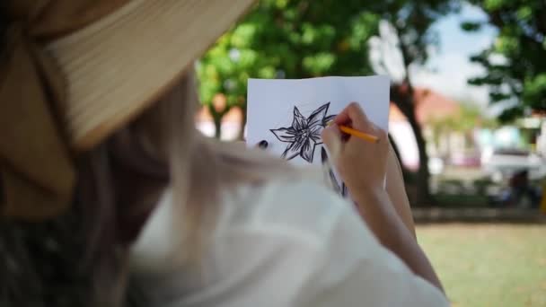 Krásná Dívka Kreslí Talentovaná Dívka Umělec Malovat Květin Workflow Proces — Stock video