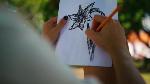 Zeichne Eine Blumen Mädchen Zeichnet Eine Blumen Kreatives Hobby Lifestylezeichnung — Stockvideo