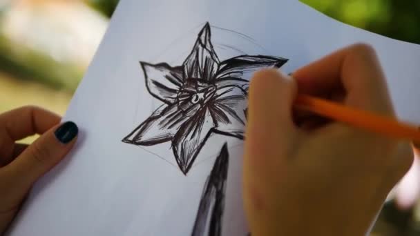 少女は描く 現代美術家は花を作る 絵を描く 白いキャンバスに鉛筆の絵を描く — ストック動画