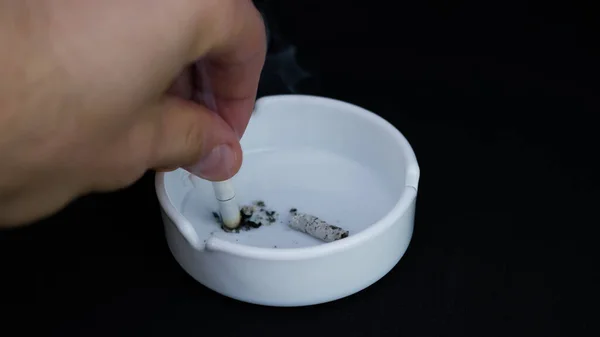 把香烟放在烟灰缸里 — 图库照片