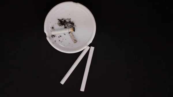 Two Whole Cigarettes Cigarette Butt Ashtray — 图库照片