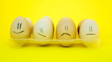 Sarı arka plandaki tepside gülümseyen yumurtalar..