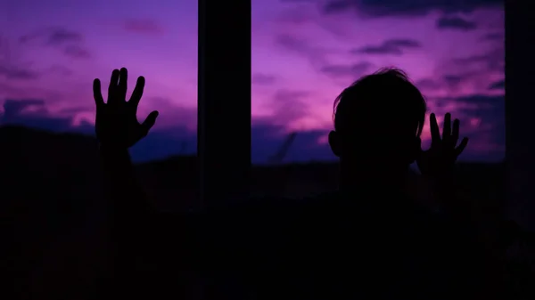 Silhueta Cara Fundo Belo Pôr Sol Cara Tocando Suas Mãos — Fotografia de Stock