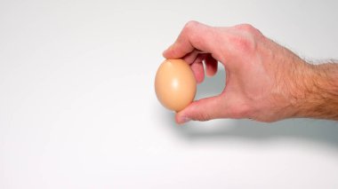 Yumurtayı erkek eliyle tut..