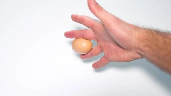 Uovo Pollo Tra Dita Nella Mano Maschile — Foto Stock