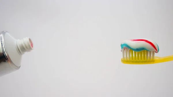 Зубная Щетка Зубной Пастой Белом Фоне — стоковое фото