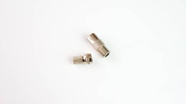 Beyaz arkaplanda metal anten adaptörü
