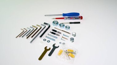 Hex anahtarları. Anahtarlar, beyaz arka planda tornavida. Mobilya aksesuarlarıyla karıştır