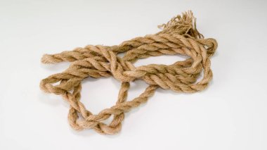 Beyaz bir arka planda ip. Kalın bir ip. El işi için ip..