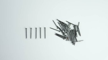 Beyaz arkaplanda vidalar.