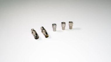 Televizyon anteni için adaptörler. Beyaz bir arkaplanda. Yakın plan.