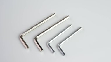 Beyaz arka planda dört büyü anahtarı.