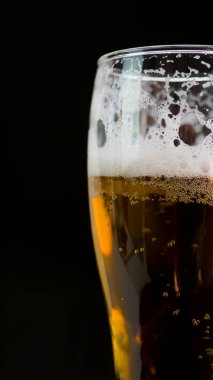 Cam arka planda bira.