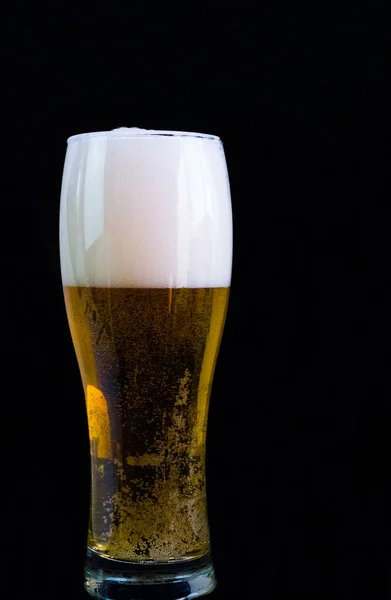 Copo Cerveja Clara Sobre Fundo Preto — Fotografia de Stock