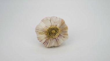 Beyaz arka planda bir baş sarımsak.