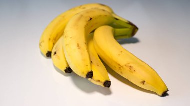 Hareket eden muz sürüsü Beyaz arkaplan.