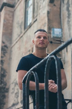 Duvarın ve merdivenlerin arkasında bir adamın portresi..