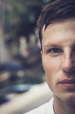 Yakışıklı bir gencin yarım portresi..