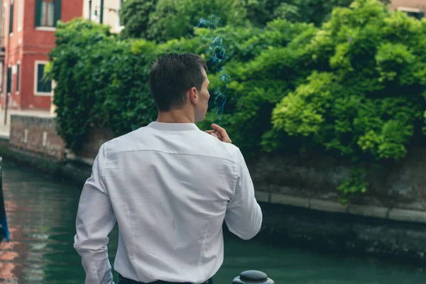 Guy Shirt Smokes Cigarette Street River Venice — Stock Photo, Image