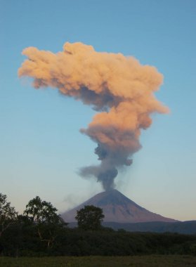 Karimskiy volkan Erüpsiyonu Kamçatka içinde