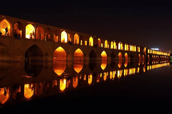Iran, Isfahan - 11 Kasım 2015: Antik Köprüsü Si-o-Seh Pol, Bridge of 33 Arches, Isfahan, İran'ın