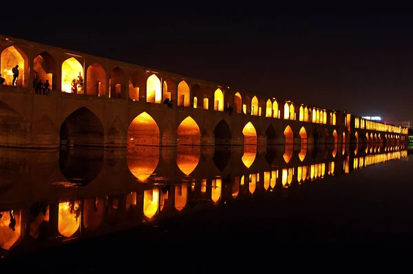 IRAN, ISFAHAN - NOVEMBER, 11, 2015:  ancient bridge Si-o-Seh Pol, The Bridge of 33 Arches, in Isfahan, Iran — Stock Photo, Image