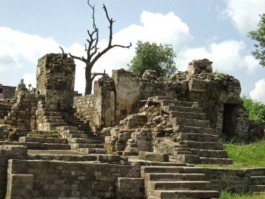 Kangra Kalesi, eski binalar ve taş duvarlar. Himachal Pradesh, bölge Kangra, Hindistan.