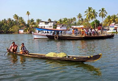 Alleppey, Hindistan -Jan 16, 2015: tanımlanamayan Kızılderililer seyahat feribot ile tekne içinde önemsizden 