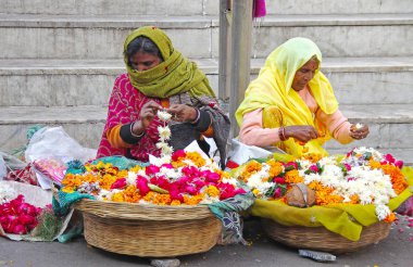 Pushkar, Hindistan - 5 Ocak 2015: İki kadın satan çiçek Hint pazarında
