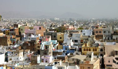 Udaipur, Hindistan - 7 Ocak 2015: panoramik Tepesi'nden Udaipur, Rajasthan, Hindistan