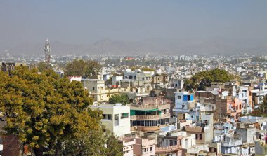 Udaipur, Hindistan - 7 Ocak 2015: panoramik Tepesi'nden Udaipur, Rajasthan, Hindistan
