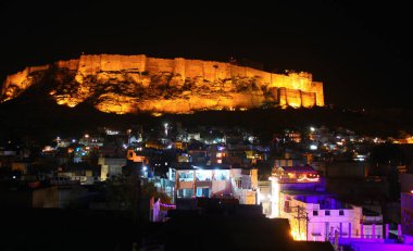 Jodhpur, Hindistan - Ocak 10: Gece Jodhpur, Rajasthan kalede Mehrangarh görünümünü 
