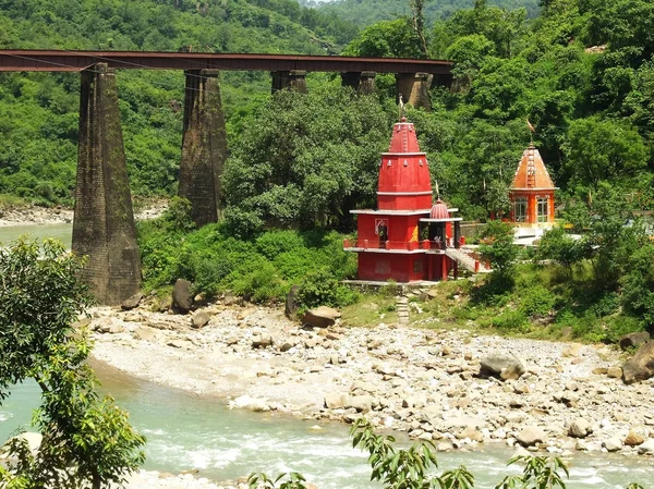 Piros Hindu templom a Kangra folyó közelében a vasúti híd, Himachal Pradesh, India — Stock Fotó