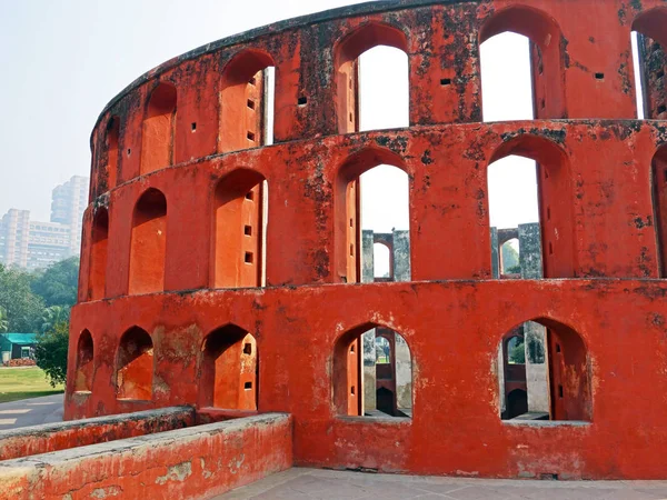 O Jantar Mantar está localizado na cidade moderna de Nova Deli, Índia — Fotografia de Stock