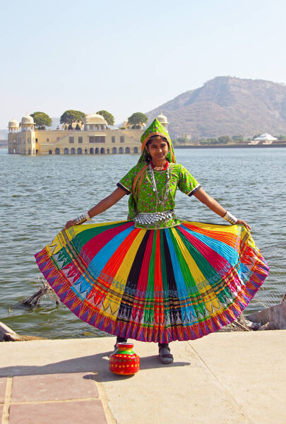 JAIPUR, INDIA - JAN 3, 2015: Indian girl in national costume in Jaipur, Pink City, Jaipur, India