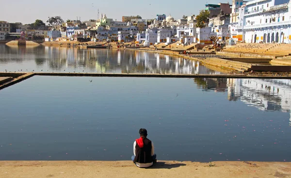 PUSHKAR, ÍNDIA - JAN 5, 2015: Homem sentado no Lago Pushkar, Pushkar, Rajastão, Índia — Fotografia de Stock